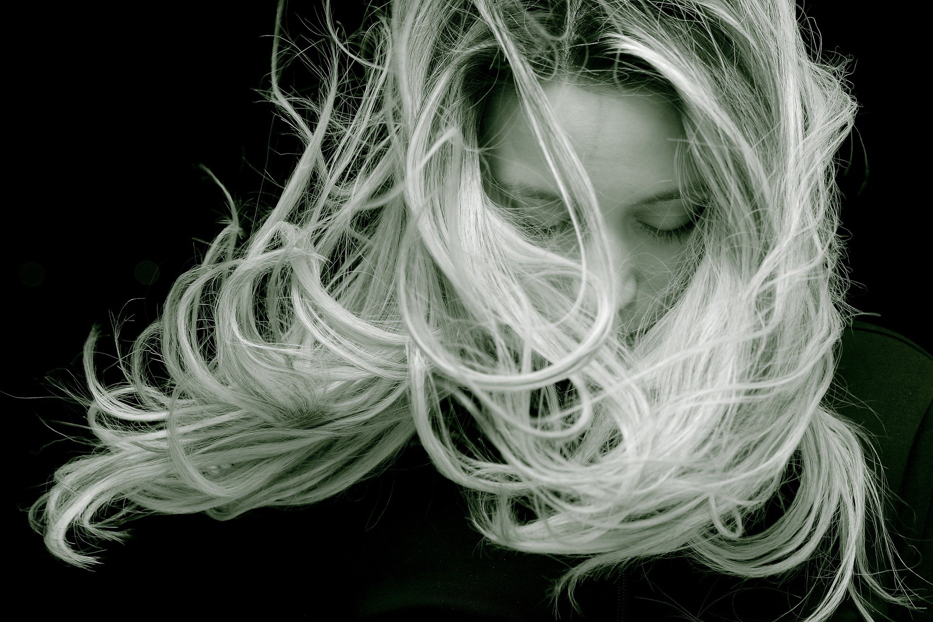 8 Causes of Hair Loss – VitruviaMD | Dr. Laura Miles